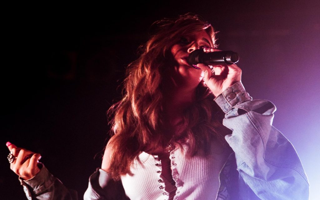 woman-singing-on-focus-photo-1699161 woman-singing-on-focus-photo-1699161